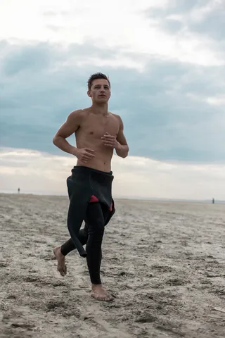 穿黑色潜水衣的男人