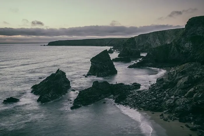 广角海景照片拍摄于英国康沃尔郡的微光下
