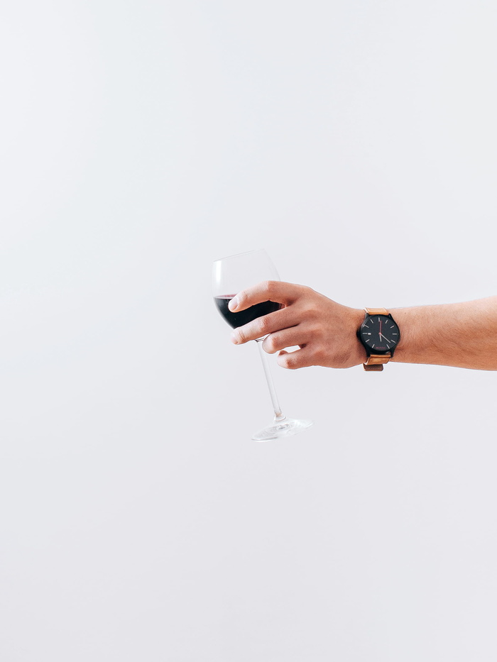 葡萄酒、玻璃杯、酒精、饮料、手、手表、白色、摄影棚拍摄