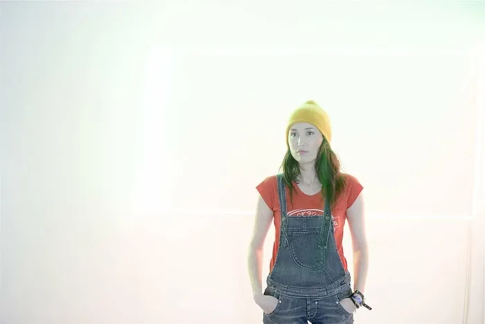 电视节目，静止，截图，女人，穿着，红色，衬衫，黄色