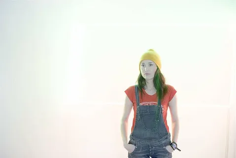 电视节目，静止，截图，女人，穿着，红色，衬衫，黄色