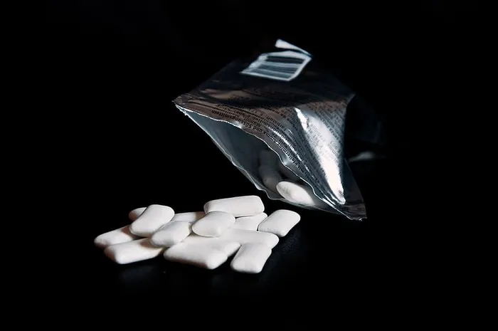 口香糖，桌子，散落，包装，银色，黑色背景，闪亮，摄影棚拍摄