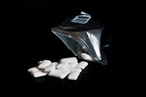 口香糖，桌子，散落，包装，银色，黑色背景，闪亮，摄影棚拍摄