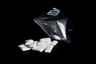 口香糖，桌子，散落，包装，银色，黑色背景，闪亮，摄影棚拍摄