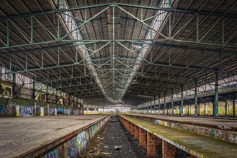 灰色金属建筑，火车站，失落的地方，站台，照片，通过，生病，遗弃