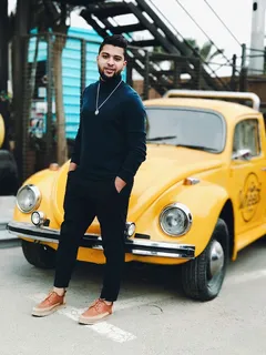 黄色和黑色骑在玩具车上