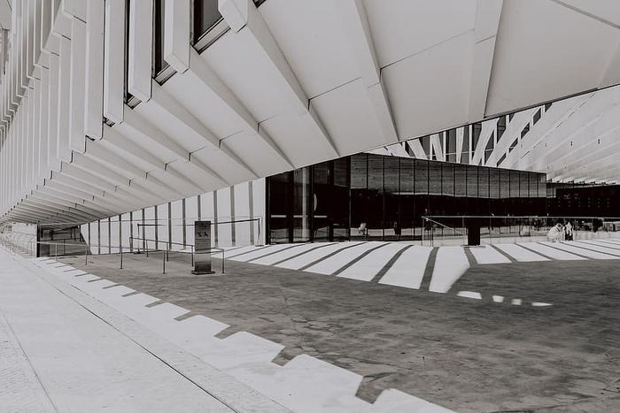 现代白色建筑，建筑师艾利斯·马泰乌斯的EDP总部，葡萄牙里斯本