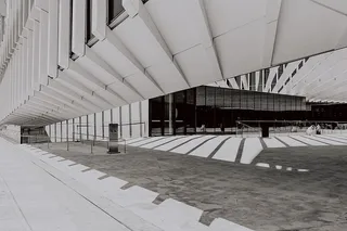 现代白色建筑，建筑师艾利斯·马泰乌斯的EDP总部，葡萄牙里斯本