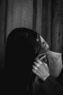 头发遮住脸的女人的灰度照片 头发遮住脸的女人的灰度照片