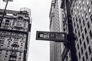 1-21华尔街标志的灰度照片