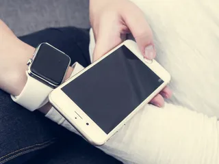 person，holding，银色iphone 6，iphone，6s，plus，iwatch，apple