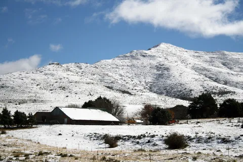 南非,东开普省,山脉,雪,冬天,山峰,农舍,寒冷的温度 南非,东开普省,山脉,雪,冬天,山峰,农舍,寒冷的温度