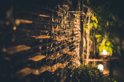夜间棕色砖墙的选择性聚焦摄影 夜间棕色砖墙的选择性聚焦摄影