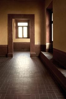 窗户、入口灯、建筑、地板、建筑结构、室内、瓷砖、建筑