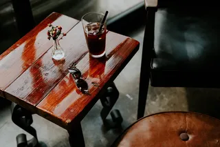 木制，桌子，太阳镜，花，花瓶，家具，苏打水，饮料