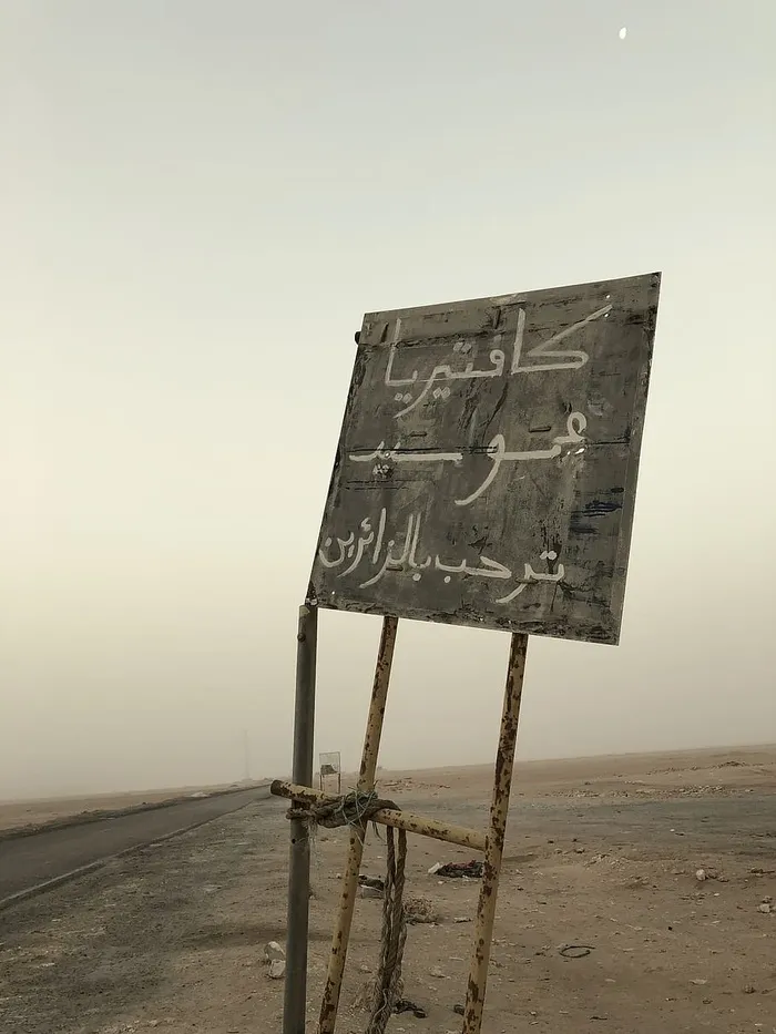 marsa matrouh——埃及西瓦路，路，灯，天，雾，木头，咖啡馆