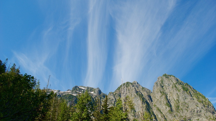 天空，群山，蔚蓝，岩石，攀爬，艰难，坚韧，自然之美