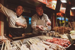 王府井，中国，北京，街头食品，夜市，食品和饮料，食品，男人