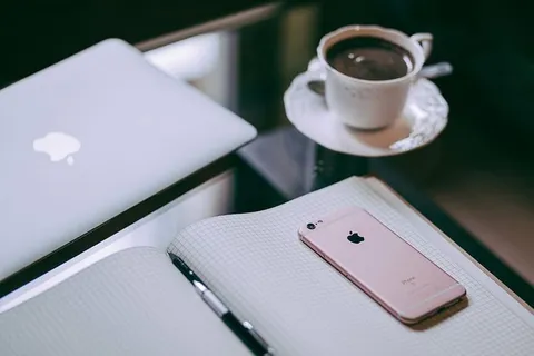 玫瑰,金色iphone 6,6s,顶部,绘图本,笔记本电脑,电脑,浏览 玫瑰,金色iphone 6,6s,顶部,绘图本,笔记本电脑,电脑,浏览