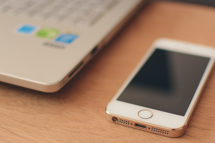 金色iphone 5s、i手机、手机充电、光时、无线技术、技术、连接、通信