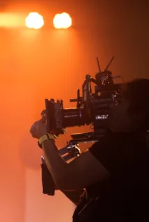 使用专业摄像机的女性