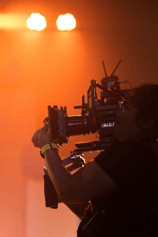 使用专业摄像机的女性