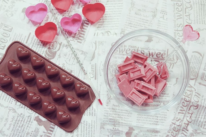 心成型盘旁边的碗上有粉色巧克力方块