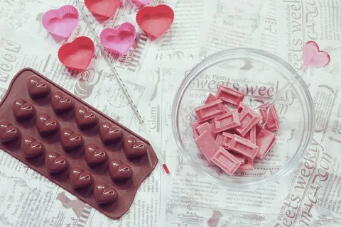 心成型盘旁边的碗上有粉色巧克力方块