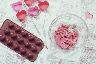 心成型盘旁边的碗上有粉色巧克力方块