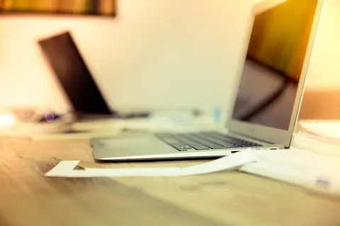 macbook air,棕色,木制,桌子,家庭办公室,办公室,网络,桌面 macbook air,棕色,木制,桌子,家庭办公室,办公室,网络,桌面