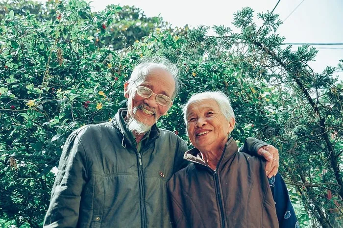 穿着夹克微笑的男人和女人