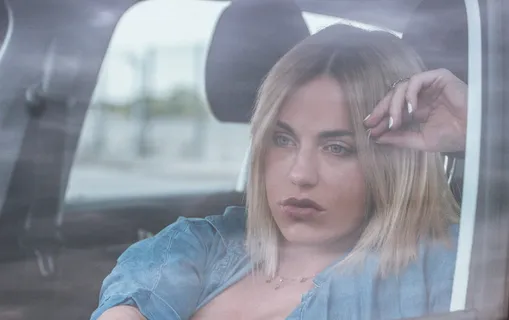 坐在车内的女人