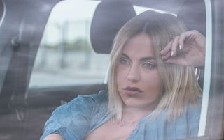 坐在车内的女人