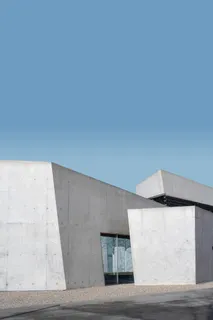 白天蓝天下的白色混凝土建筑 白天蓝天下的白色混凝土建筑