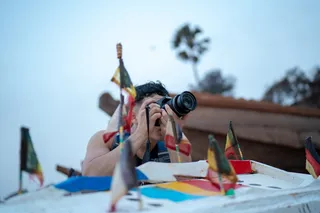 一名男子正在国旗附近用单反相机拍照