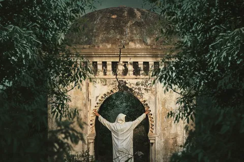 穿着白色连帽外套的人在白色拱门下