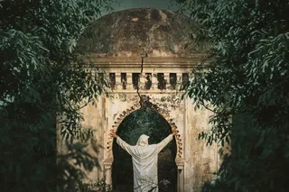 穿着白色连帽外套的人在白色拱门下