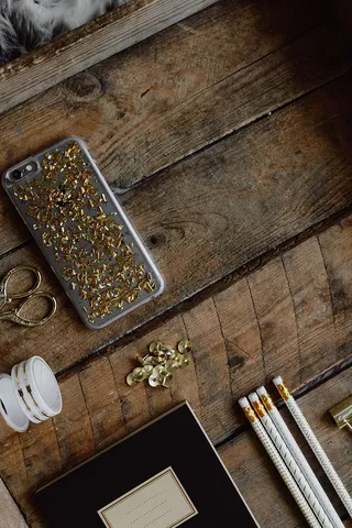 旧木制托盘上的办公配件