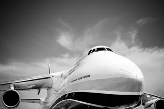 飞机前部的灰度特写照片