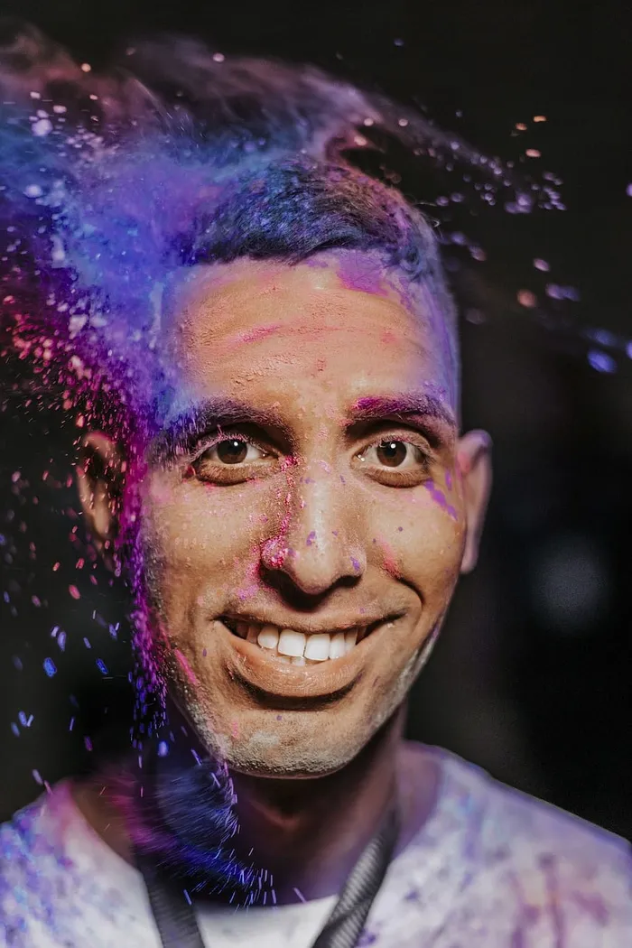 脸上有粉末的男人的照片