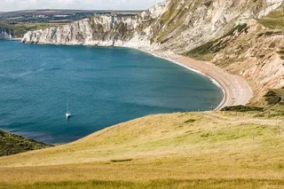 水上的白色小船