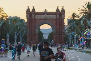 巴塞罗那，西班牙，巴塞罗那，老年人，日落，泡泡，广场，街道