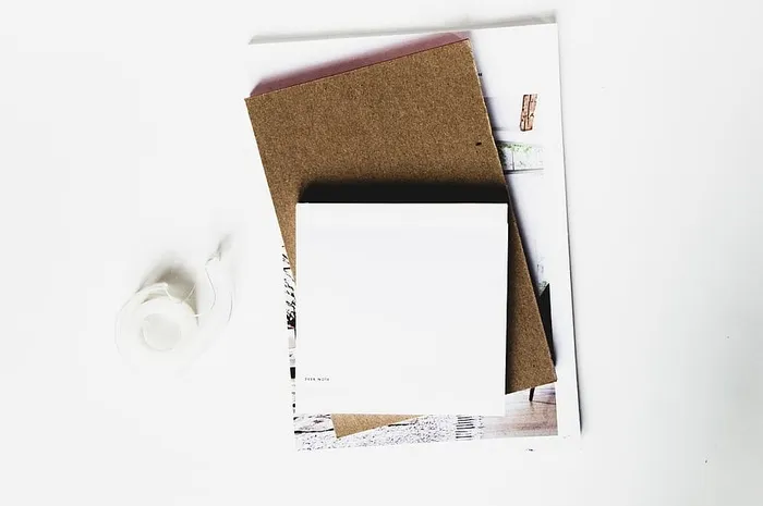 软纸板上的白色打印纸