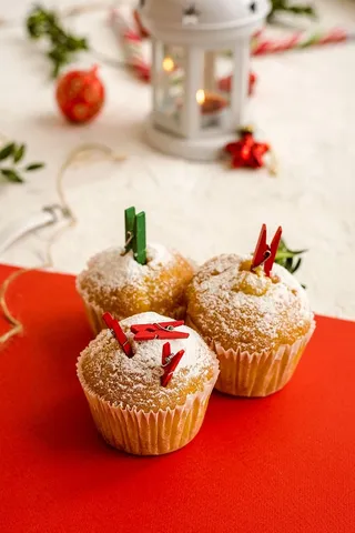 三个棕色纸杯蛋糕，食物和饮料，食物，甜食，甜食，放纵，庆祝，甜点