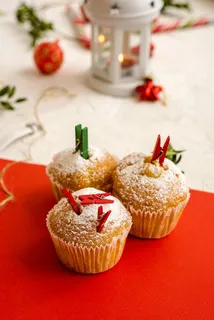 三个棕色纸杯蛋糕,食物和饮料,食物,甜食,甜食,放纵,庆祝,甜点 三个棕色纸杯蛋糕,食物和饮料,食物,甜食,甜食,放纵,庆祝,甜点