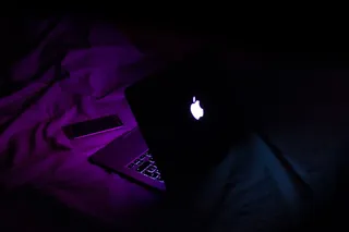 智能手机旁的银色MacBook