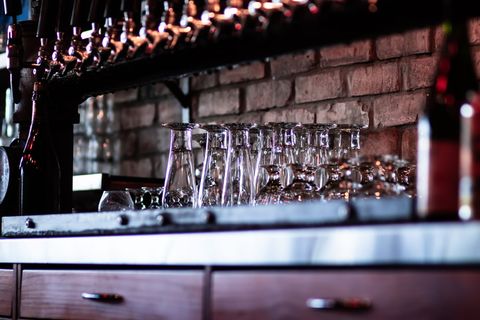 酒吧，吧台，工人，玻璃，饮料，饮料，酒精，葡萄酒