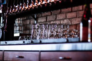 酒吧，吧台，工人，玻璃，饮料，饮料，酒精，葡萄酒