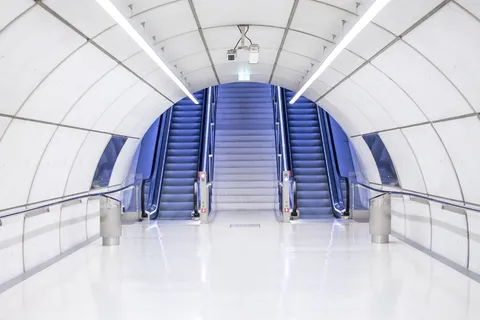 自动扶梯附近的灰色混凝土拱形走廊