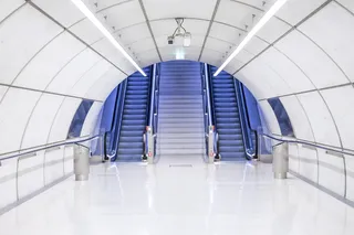 自动扶梯附近的灰色混凝土拱形走廊